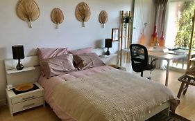 Chez Isa, espace prive, 1ou 2 chambres, terrasse et jardin, entrée autonome, sdb et mini cuisine partagées entre les 2 chambres
